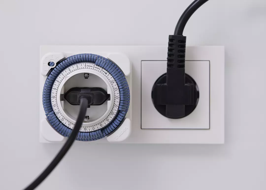 Theben 0260030 theben-timer 26 Analoge Zeitschaltuhr für den Innenbereich,1 Kanal, Steckdosen-Schaltuhr, Zeitprogrammstecker, bis zu 400 W LED Schaltleistung, Schaltzustandsanzeige